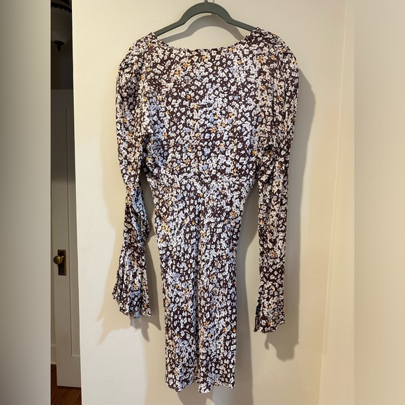 Shona Joy Billie dress with iconic bell sleeves and boho glamour. - Picture 4 of 5